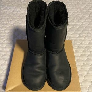Ugg women’s short classic in black. Like new!